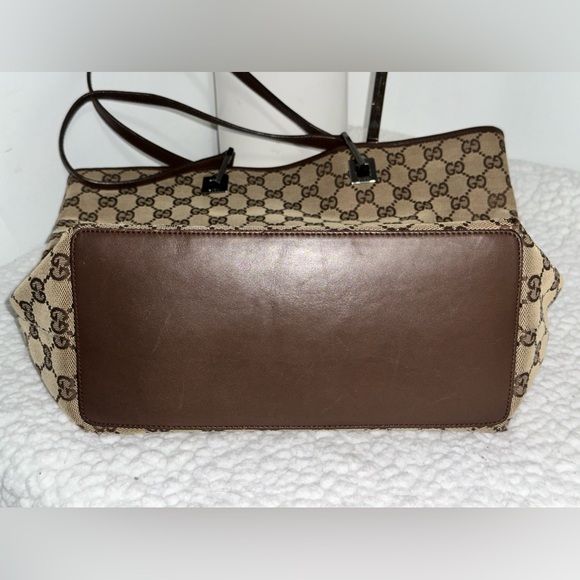 Gucci Signature GG Canvas Bucket Tote - Picture 4 of 9